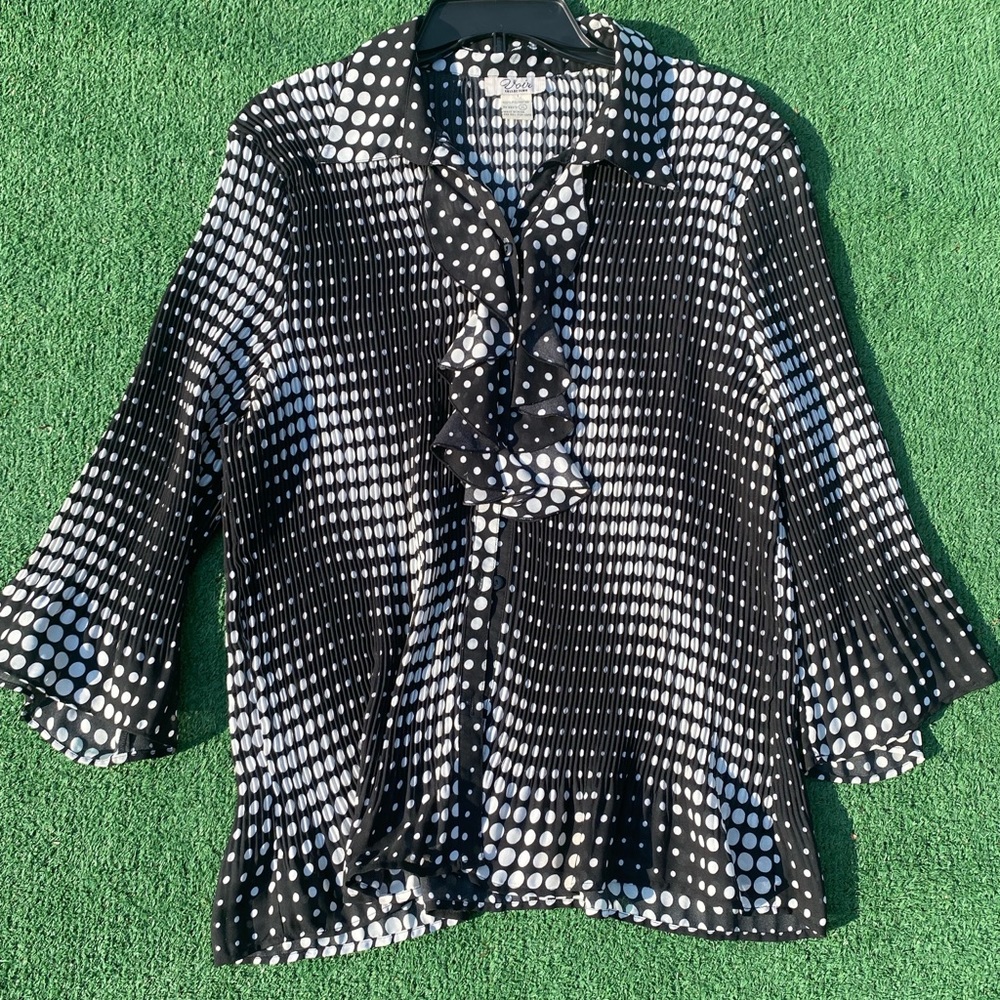 Beautiful light weight black and white ..Voir Collection blouse!